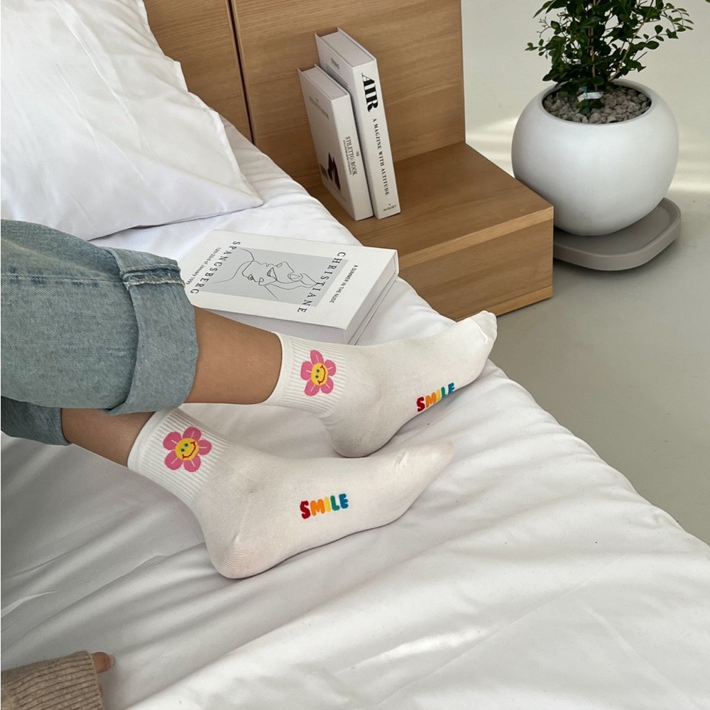 Smiley Daisy Socks - Picture 7 of 8